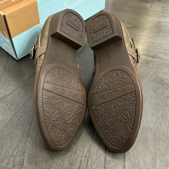 LifeStride Women's Adley Ankle Bootie (WIDE) - Picture 3 of 7